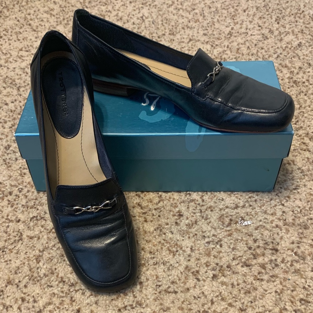 Trotters brand dress shoes in navy, 8 1/2 S